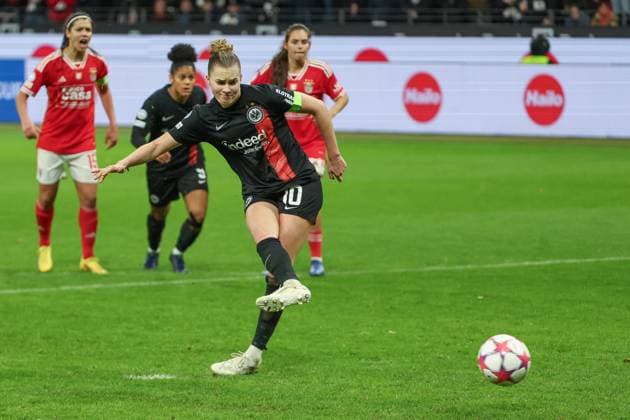 Sport Bilder des Tages UWCL - Eintracht Frankfurt - Benfica Lissabon am 21.12.2023 im Deutsche Bank Park in Frankfurt Laura Freigang (Eintracht Frankfurt 10) verschiesst einen Elfmeter