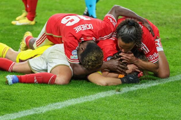 UWCL - Eintracht Frankfurt - Benfica Lissabon am 21.12.2023 im Deutsche Bank Park in Frankfurt Lena Pauels (Benfica Lissabon 1) wird nach dem gehaltenen Elfmeter gefeiert und bejubelt hier u.a. mit Christy Ucheibe (Benfica Lissabon 16)