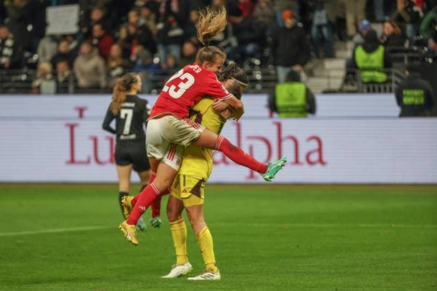 Sport Bilder des Tages UWCL - Eintracht Frankfurt - Benfica Lissabon am 21.12.2023 im Deutsche Bank Park in Frankfurt Anna Gasper (Benfica Lissabon 23) springt Lena Pauels (Benfica Lissabon 1) an und jubelt