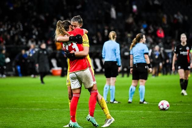21.12.2023, Fußball, Frauen, UWCL, 2023 2024, Gruppenphase, 4. Spieltag Gruppe A, Eintracht Frankfurt (Deutschland) - SL Benfica (Portugal) Torhüterin Lena Pauels (1 Benfica) und Anna Gasper (23 Benfica) liegen sich nach dem Schlusspfiff in den Armen. Frankfurt am Main Deutsche Bank Park Hessen Deutschland