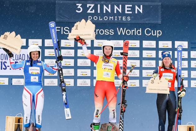 Bilder des Jahres 2023, Sport 12 Dezember Sport Themen der Woche KW51 Sport Bilder des Tages FREE STYLE - FIS SX WC Innichen INNICHEN,ITALY,22.DEC.23 - FREESTYLE SKIING - FIS World Cup, Ski Cross, ladies, men. Image shows the rejoicing of Marielle Berger Sabbatel (FRA), Sixtine Cousin (SUI) and Sandra Naeslund (SWE). Keywords: trophy .  GEPAxpictures xMaticxKlansek