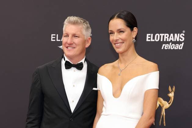 BAMBI-Verleihung 2023 in München Bastian Schweinsteiger mit Ehefrau Ana Ivanovic auf dem roten Teppich. Verleihung des Bambi 2023 am 16.11.2023 in den Bavaria Filmstudios München. Bayern, Deutschland.