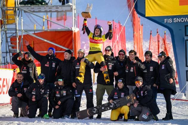 Bilder des Jahres 2023, Sport 12 Dezember Sport Themen der Woche KW51 Sport Bilder des Tages Siegerin HOFMEISTER Ramona Theresia (GER) auf den Schultern des deutschen Teams, Jubel Snowboard Weltcup Davos, Schweiz, 23. Dezember 2023, FIS Snowboard Weltcup, Parallel Slalom, Frauen, Saison 2023 2024 *** Winner HOFMEISTER Ramona Theresia GER on the shoulders of the German team, cheering Snowboard World Cup Davos, Switzerland, December 23, 2023, FIS Snowboard World Cup, Parallel Slalom, Women, Season 2023 2024