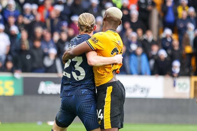 Sport Themen der Woche KW51 Sport Bilder des Tages Chelsea s captain, Conor Gallagher & Wolves Toti battle for position as they await a corner ball during the Premier League match between Wolverhampton Wanderers and Chelsea at Molineux, Wolverhampton, England on 24 December 2023. Copyright: xStuartxLeggettx 39350025