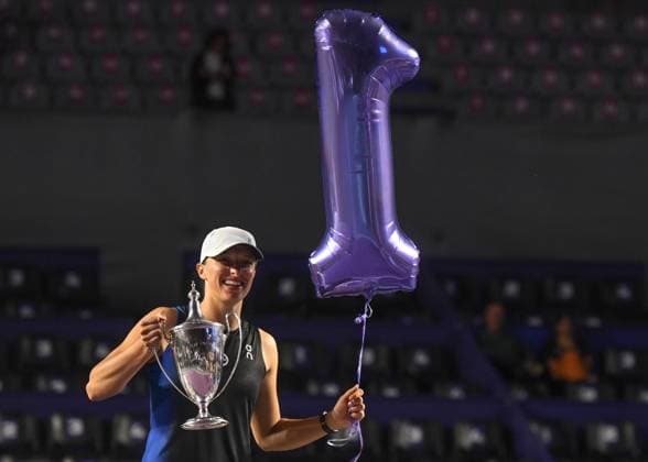2023 WTA, Tennis Damen Finals CANCUN, MEXICO - NOVEMBER 6, 2023: Iga Swiatek of Poland celebrates after winning against Jessica Pegula of the USA during the final of GNP Seguros WTA Finals Cancun 2023, part of the Hologic WTA Tour, on November 6, 2023, in Cancun, Quintana Roo, Mexico. Cancun Mexico  Copyright: xArturxWidakx originalFilename:widak-2023wtaf231106_npgGl.jpg