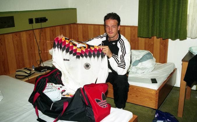 21.09.94 DFB Training Deutschland, Duisburg, 21.09.1994, Fussball, DFB Nationalmannschaft Training: Fredi Bobic mit Trikot. *** 21 09 94 DFB Training Germany, Duisburg, 21 09 1994, Soccer, DFB National Team Training Fredi Bobic with shirt