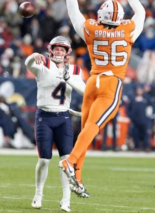 December 24, 2023, Denver, Colorado, USA: Patriots QB BAILEY ZAPPE throws a pass in traffic during the 1st. Half Sunday night at Empower Field at Mile High in Denver, CO. The Patriots beat the Broncos 26-23. Denver USA - ZUMAav4_ 20231224_zaf_av4_008 Copyright: xHectorxAcevedox