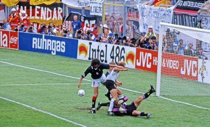 15.06.92 Deutschland - Schottland Schweden, Nörrköping, 15.06.1992, Fussball, EM 1992 in Schweden, Deutschland - Schottland (2:0): v.l. Dave McPherson (Schottland), Jürgen Klinsmann (Deutschland), Andy Goram (Schottland).