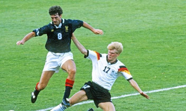 15.06.92 Deutschland - Schottland Schweden, Nörrköping, 15.06.1992, Fussball, EM 1992 in Schweden, Deutschland - Schottland (2:0): v.l. Dave McPherson (Schottland), Stefan Effenberg (Deutschland).