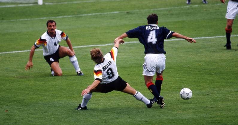 15.06.92 Deutschland - Schottland Schweden, Nörrköping, 15.06.1992, Fussball, EM 1992 in Schweden, Deutschland - Schottland (2:0): v.l. Jürgen Kohler, Thomas Häßler (beide Deutschland), Maurice Malpas (Schottland).