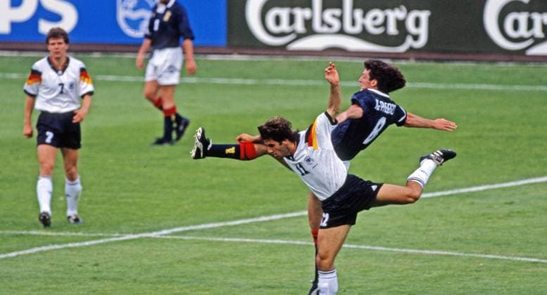 15.06.92 Deutschland - Schottland Schweden, Nörrköping, 15.06.1992, Fussball, EM 1992 in Schweden, Deutschland - Schottland (2:0): v.l. Karl-Heinz Riedle (Deutschland), Dave McPherson (Schottland). *** 15 06 92 Germany Scotland Sweden, Nörrköping, 15 06 1992, Football, European Championship 1992 in Sweden, Germany Scotland 2 0 v l Karl Heinz Riedle Germany , Dave McPherson Scotland