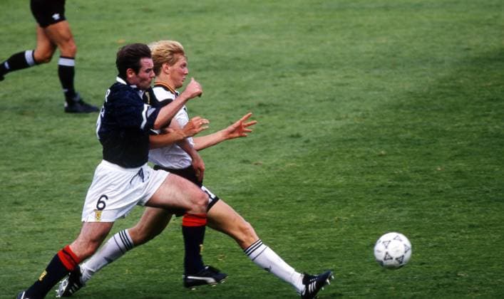 15.06.92 Deutschland - Schottland Schweden, Nörrköping, 15.06.1992, Fussball, EM 1992 in Schweden, Deutschland - Schottland (2:0): v.l. Brian McClair (Schottland), Stefan Effenberg (Deutschland).