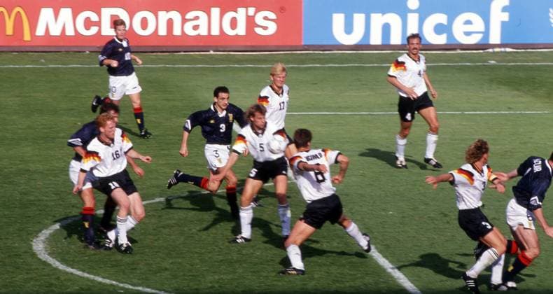 15.06.92 Deutschland - Schottland Schweden, Nörrköping, 15.06.1992, Fussball, EM 1992 in Schweden, Deutschland - Schottland (2:0): mi. Manfred Binz (Deutschland).
