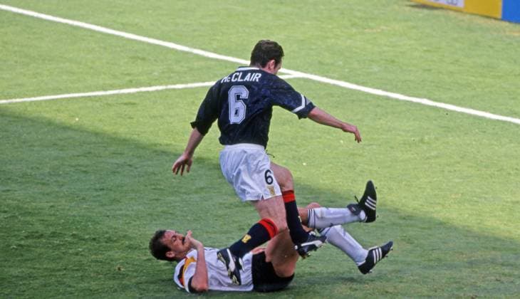 15.06.92 Deutschland - Schottland Schweden, Nörrköping, 15.06.1992, Fussball, EM 1992 in Schweden, Deutschland - Schottland (2:0): v.l. Jürgen Kohler (Deutschland), Brian McClair (Schottland).