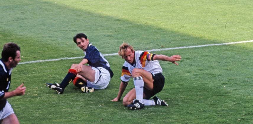 15.06.92 Deutschland - Schottland Schweden, Nörrköping, 15.06.1992, Fussball, EM 1992 in Schweden, Deutschland - Schottland (2:0): v.l. Kevin Gallacher (Schottland), Andreas Brehme (Deutschland).