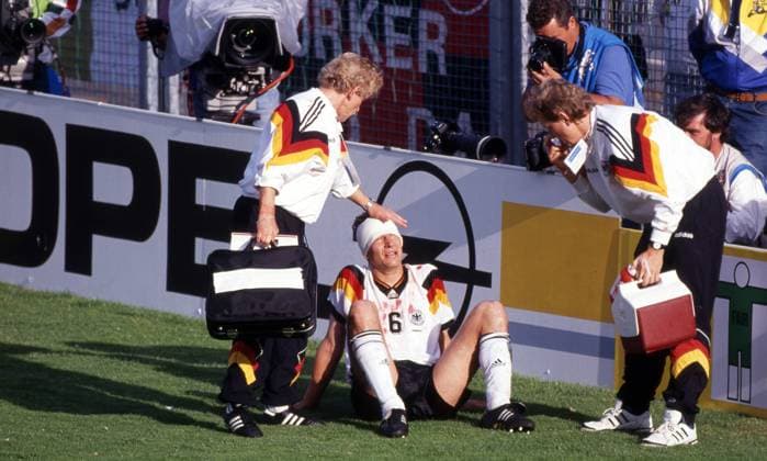 15.06.92 Deutschland - Schottland Schweden, Nörrköping, 15.06.1992, Fussball, EM 1992 in Schweden, Deutschland - Schottland (2:0): Guido Buchwald (Deutschland); Verletzung Kopf Turban Verband Blut Trikot. *** 15 06 92 Germany Scotland Sweden, Nörrköping, 15 06 1992, Football, European Championship 1992 in Sweden, Germany Scotland 2 0 Guido Buchwald Germany injury head turban bandage blood jersey