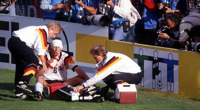 15.06.92 Deutschland - Schottland Schweden, Nörrköping, 15.06.1992, Fussball, EM 1992 in Schweden, Deutschland - Schottland (2:0): Guido Buchwald (Deutschland); Verletzung Kopf Turban Verband Blut Trikot.