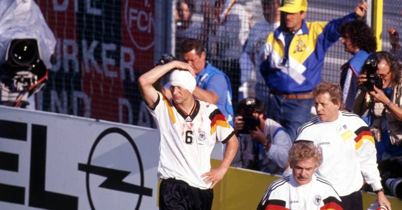 15.06.92 Deutschland - Schottland Schweden, Nörrköping, 15.06.1992, Fussball, EM 1992 in Schweden, Deutschland - Schottland (2:0): Guido Buchwald (Deutschland); Verletzung Kopf Turban Verband Blut Trikot.
