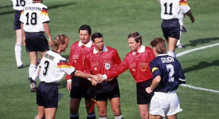 15.06.92 Deutschland - Schottland Schweden, Nörrköping, 15.06.1992, Fussball, EM 1992 in Schweden, Deutschland - Schottland (2:0): v.l. Andreas Brehme (Deutschland), Guy Goethals (Schiedsrichter), Richard Gough (Schottland).