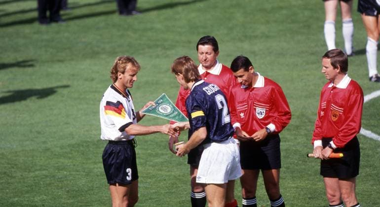 15.06.92 Deutschland - Schottland Schweden, Nörrköping, 15.06.1992, Fussball, EM 1992 in Schweden, Deutschland - Schottland (2:0): v.l. Andreas Brehme (Deutschland), Richard Gough (Schottland), Guy Goethals (Schiedsrichter).