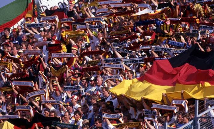 15.06.92 Deutschland - Schottland Schweden, Nörrköping, 15.06.1992, Fussball, EM 1992 in Schweden, Deutschland - Schottland (2:0): Deutschland Fans Fahnen Schals.