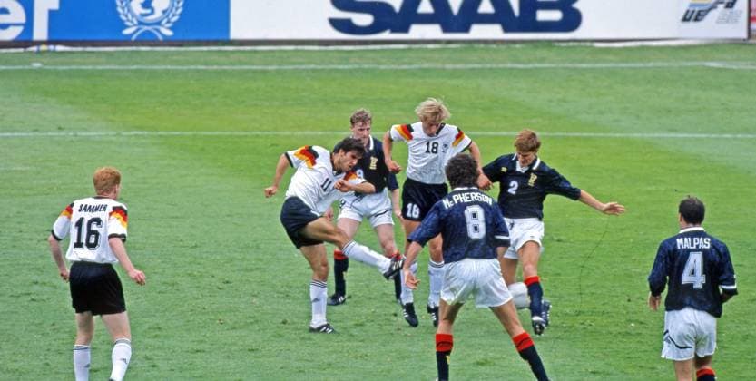 15.06.92 Deutschland - Schottland Schweden, Nörrköping, 15.06.1992, Fussball, EM 1992 in Schweden, Deutschland - Schottland (2:0): v.l. Karl-Heinz Riedle (Deutschland), Steward McKimmie (Schottland), Jürgen Klinsmann (Deutschland), Dave McPherson, Richard Gough (beide Schottland).