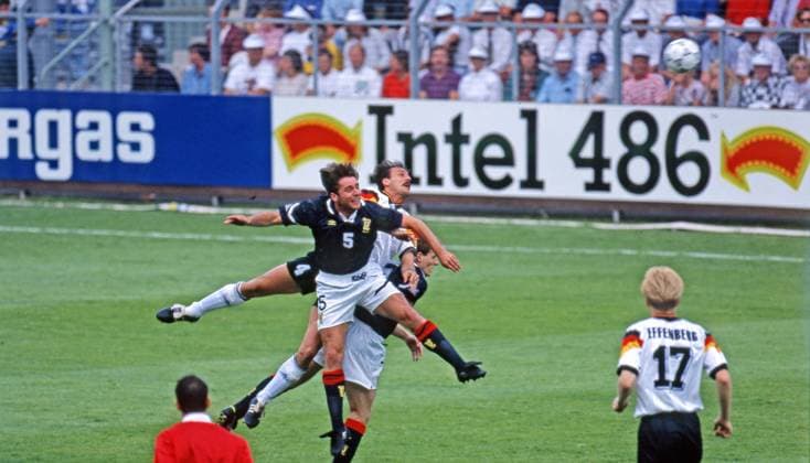 15.06.92 Deutschland - Schottland Schweden, Nörrköping, 15.06.1992, Fussball, EM 1992 in Schweden, Deutschland - Schottland (2:0): v.l. Ally McCoist (Schottland), Jürgen Kohler (Deutschland).