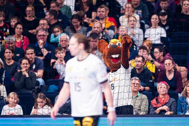 05.11.2023 - Tag des Handballs 2023, Herren-Länderspiel, Deutschland - Ägypten: Maskottchen Hannibal für die Europameisterschaft 2024 in Deutschland heizt die Zuschauer in der Olympiahalle München ein München Bayern Deutschland Olympiahalle