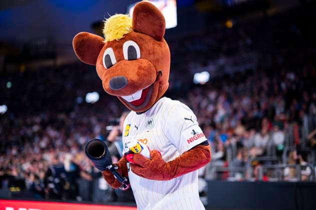 05.11.2023 - Tag des Handballs 2023, Herren-Länderspiel, Deutschland - Ägypten: Maskottchen Hannibal für die Europameisterschaft 2024 in Deutschland heizt die Zuschauer in der Olympiahalle München ein München Bayern Deutschland Olympiahalle