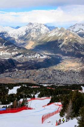 ALPINE SKIING - FIS WC Bormio BORMIO,ITALY,26.DEC.23 - ALPINE SKIING - FIS World Cup, downhill, training, men. Image shows an overview of the race course, the village of Bormio and mountains.  GEPAxpictures xMarioxBuehner-Weinrauch