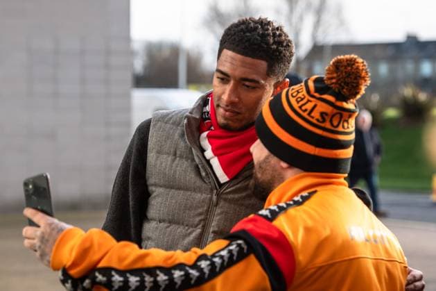 Sport Bilder des Tages Hull City v Sunderland Sky Bet Championship Jude Bellingham of Real Madrid and England poses with a Hull City fan for a photo as arrives at the MKM Stadium, Hull ahead of the Sky Bet Championship match between Hull City and Sunderland at the . Copyright: xMattxWilkinsonx FIL-19425-0010 UK Newspapers OUT