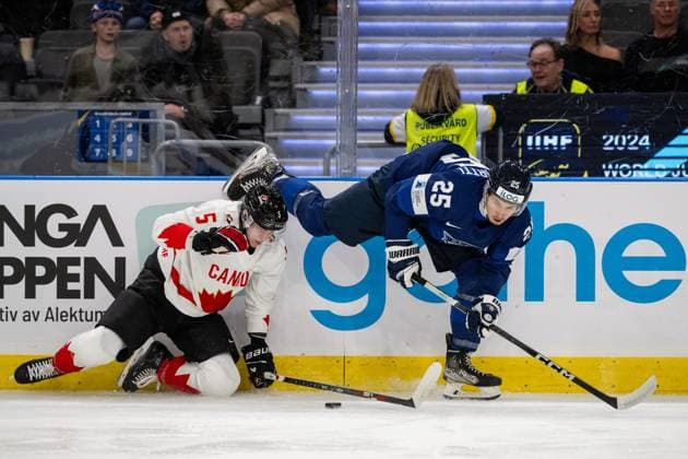 231226 Oliver Bonk of Canada and Max Koskipirtti of Finland during the 2024 IIHF World Junior Championship game between Finland and Canada on December 26, 2023 in Gothenburg. Photo: Carl Sandin BILDBYRAN kod CS CS0473 ishockey Ice hockey, Eishockey jvm junior-vm u20 2024 iihf world junior championship world juniors finland canada kanada 1 bbeng Copyright: CARLxSANDIN BB231226CS006
