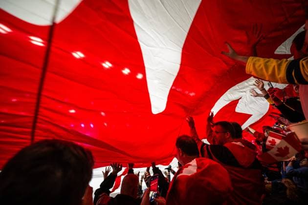 231226 Supporters of Canada unfolds a large Canadien flag ahead of the 2024 IIHF World Junior Championship game between Finland and Canada on December 26, 2023 in Gothenburg. Photo: Maxim ThorÃ BILDBYRAN kod MT CS0473 ishockey Ice hockey, Eishockey jvm junior-vm u20 2024 iihf world junior championship world juniors finland canada kanada 1 bbeng publik Copyright: MAXIMxTHORE BB231226BB325