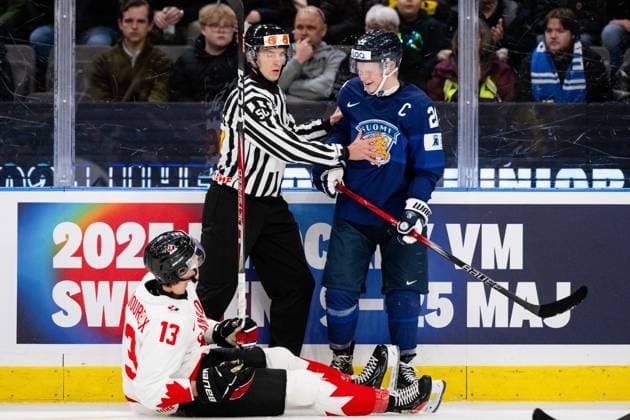 231226 Maveric Lamoureux of Canada and Jere Lassila of Finland during the 2024 IIHF World Junior Championship game between Finland and Canada on December 26, 2023 in Gothenburg. Photo: Carl Sandin BILDBYRAN kod CS CS0473 ishockey Ice hockey, Eishockey jvm junior-vm u20 2024 iihf world junior championship world juniors finland canada kanada 1 bbeng Copyright: CARLxSANDIN BB231226CS010