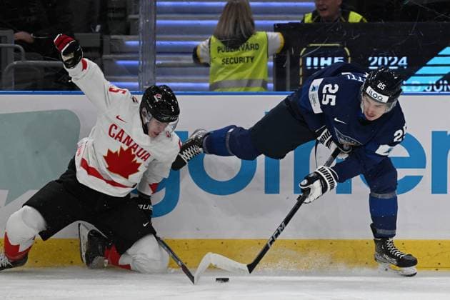 Gothenburg, Sweden 20231226 Canada s Matthew Poitras and Finland s Max Koskipirtti during the IIHF World Junior Championship group A Ice hockey, Eishockey match between Finland and Canada at Scandinavium in Gothenburg, Sweden December 26, 2023. Gothenburg Sweden x9200x
