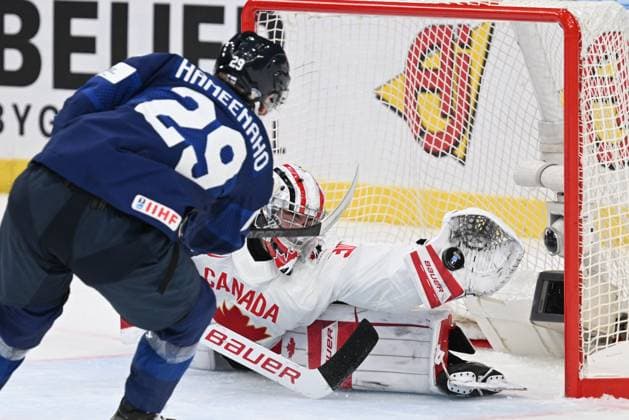 Gothenburg, Sweden 20231226 Finland s Lenni Hämeenaho and Canada s Matthis Rousseau during the IIHF World Junior Championship group A Ice hockey, Eishockey match between Finland and Canada at Scandinavium in Gothenburg, Sweden December 26, 2023. Gothenburg Sweden x9200x