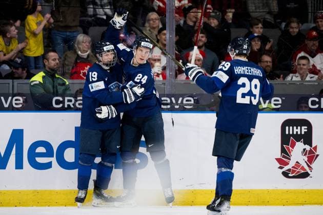 231226 Konsta Helenius and Aleksanteri Kaskimaki of Finland celebrate the 1-2 goal during the 2024 IIHF World Junior Championship game between Finland and Canada on December 26, 2023 in Gothenburg. Photo: Carl Sandin BILDBYRAN kod CS CS0473 ishockey Ice hockey, Eishockey jvm junior-vm u20 2024 iihf world junior championship world juniors finland canada kanada 1 bbeng bbauto jubel Copyright: CARLxSANDIN BB231226CS056