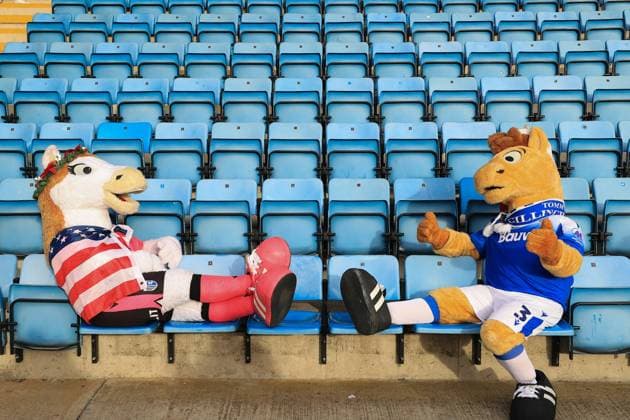 Sport Themen der Woche KW52 Sport Bilder des Tages Gillingham v Crawley Town EFL Sky Bet League 2 26 12 2023. Gillingham mascot relaxes before kick off during the EFL Sky Bet League 2 match between Gillingham and Crawley Town at the MEMS Priestfield Stadium, Gillingham, England on 26 December 2023. Gillingham MEMS Priestfield Stadium Kent England Editorial use only DataCo restrictions apply See www.football-dataco.com , Copyright: xSimonxRoex PSI-18713-0054