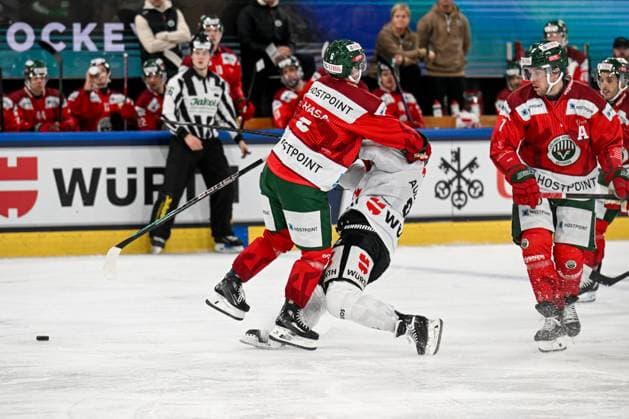 26.12.2023, Davos, Eisstadion Davos, Spengler Cup: Frölunda HC - Team Canada, 6 Filip Hasa (Frölunda) against 96 Daniel Audette (Team Canada) Davos Eisstadion Davos Graubünden Switzerland Copyright: xJustPictures.ch AndreaxBrancax jp-en-AnBr-AB_26122023_AAB_3141