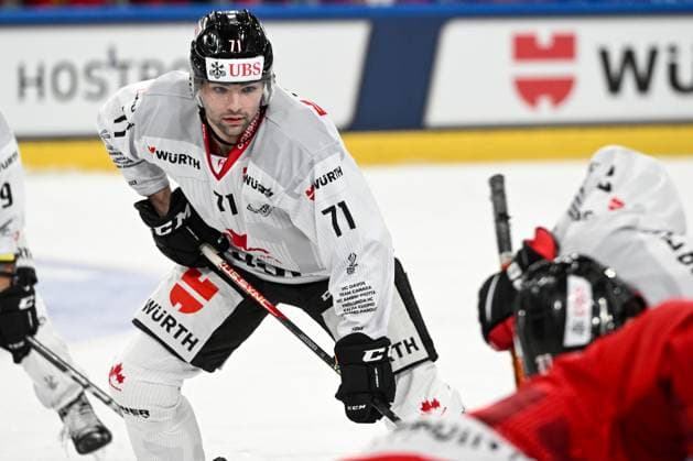 26.12.2023, Davos, Eisstadion Davos, Spengler Cup: Frölunda HC - Team Canada, 71 John Quenneville (Team Canada) Davos Eisstadion Davos Graubünden Switzerland Copyright: xJustPictures.ch AndreaxBrancax jp-en-AnBr-AB_26122023_AAB_3295