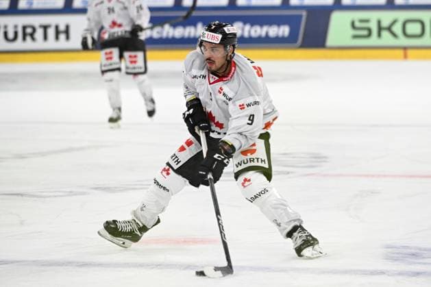 26.12.2023, Davos, Eisstadion Davos, Spengler Cup: Frölunda HC - Team Canada, 9 Michael Joly (Team Canada) Davos Eisstadion Davos Graubünden Switzerland Copyright: xJustPictures.ch AndreaxBrancax jp-en-AnBr-AB_26122023_AAB_3360