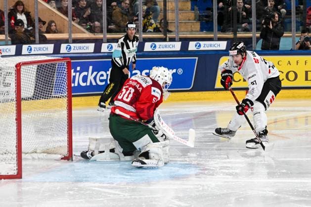 26.12.2023, Davos, Eisstadion Davos, Spengler Cup: Frölunda HC - Team Canada, 27 Derek Grant (Team Canada) against 50 goalkeeper Frans Tuohimaa (Frölunda) Davos Eisstadion Davos Graubünden Switzerland Copyright: xJustPictures.ch AndreaxBrancax jp-en-AnBr-AB_26122023_AAB_3964