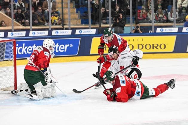 26.12.2023, Davos, Eisstadion Davos, Spengler Cup: Frölunda HC - Team Canada, 19 Corban Knight (Team Canada) against 7 Henrik Tömmernes (Frölunda) and 50 goalkeeper Frans Tuohimaa (Frölunda) Davos Eisstadion Davos Graubünden Switzerland Copyright: xJustPictures.ch AndreaxBrancax jp-en-AnBr-AB_26122023_AAB_4517