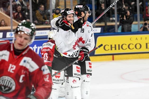 26.12.2023, Davos, Eisstadion Davos, Spengler Cup: Frölunda HC - Team Canada, 4 Jordan Hazen (Team Canada) celebrate his 4:0 goal Davos Eisstadion Davos Graubünden Switzerland Copyright: xJustPictures.ch AndreaxBrancax jp-en-AnBr-AB_26122023_AAB_4851