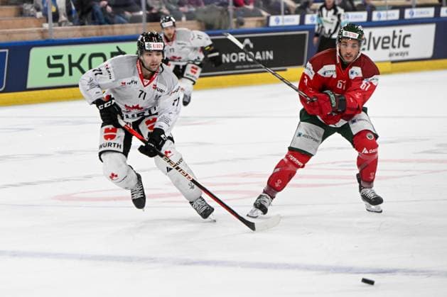 26.12.2023, Davos, Eisstadion Davos, Spengler Cup: Frölunda HC - Team Canada, 71 John Quenneville (Team Canada) against 67 Jayden Halbgewachs (Frölunda) Davos Eisstadion Davos Graubünden Switzerland Copyright: xJustPictures.ch AndreaxBrancax jp-en-AnBr-AB_26122023_AAB_4960
