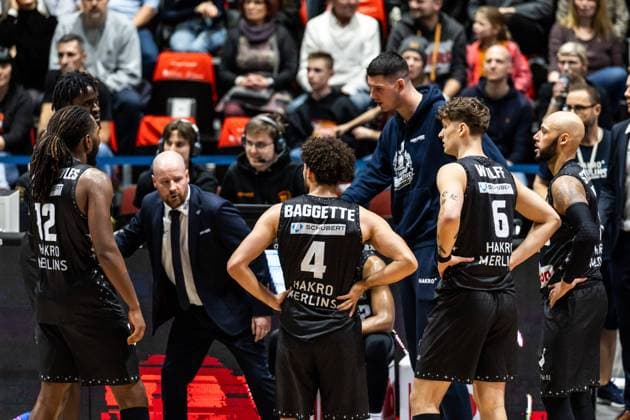 26.12.2023, easyCredit Basketball Bundesliga, BBL, Saison 2023 2024, Herren, Niners Chemnitz - HAKRO Merlins Crailsheim, Copyright. Alexander Trienitz. Jussi Laakso (Head Coach), HAKRO Merlins Crailsheim spricht mit seinen Spielern
