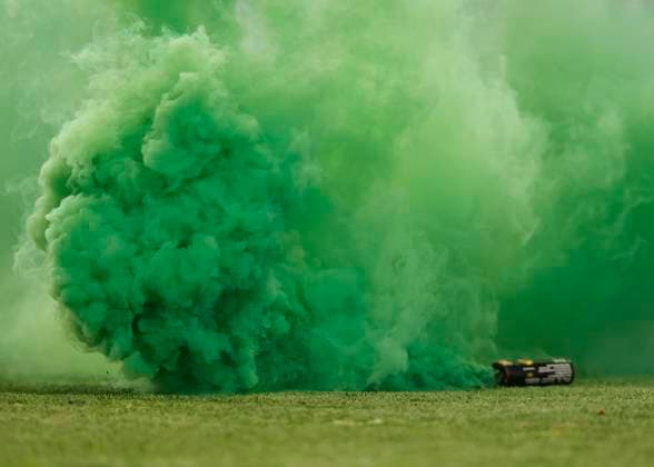 Sport Themen der Woche KW52 Sport Bilder des Tages Hibernian v Heart of Midlothian cinch Premiership A smoke bomb is thrown onto the pitch during the cinch Premiership match at Easter Road, Edinburgh Copyright: xFredxPalmerx FIL-19434-0059 UK Newspapers OUT