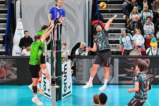 Sebastian Gevert (Powervolleys Düren, 13) rechts, mit einem Schmetterball, Aktion, Action, Spielszene, 27.12.2023, Düren (Deutschland), Volleyball, 1. Bundesliga Männer, SWD Powervolleys Düren - BC Bitterfeld-Wolfen
