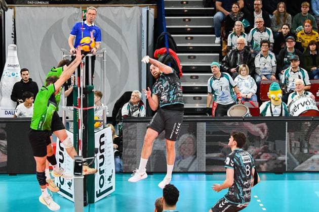 Sebastian Gevert (Powervolleys Düren, 13) rechts, mit einem Schmetterball, Aktion, Action, Spielszene, 27.12.2023, Düren (Deutschland), Volleyball, 1. Bundesliga Männer, SWD Powervolleys Düren - BC Bitterfeld-Wolfen