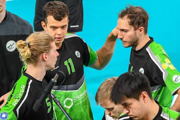Die Spieler von Bitterfeld-Wolfen bei einer Spielunterbrechung, Aktion, Action, Spielszene, 27.12.2023, Düren (Deutschland), Volleyball, 1. Bundesliga Männer, SWD Powervolleys Düren - BC Bitterfeld-Wolfen
